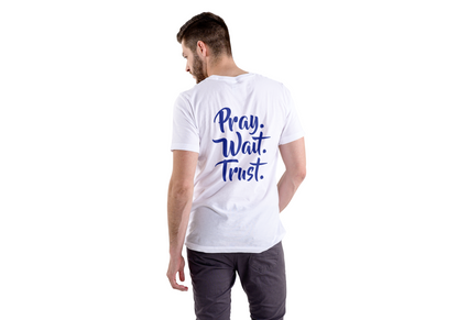 CAMISETA ESTAMPADA | PRAY WAIT TRUST