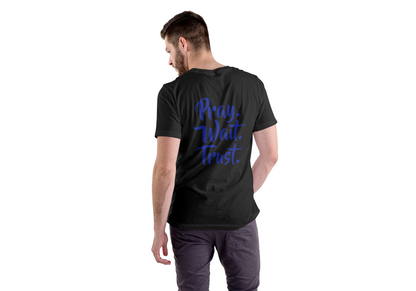 CAMISETA ESTAMPADA | PRAY WAIT TRUST